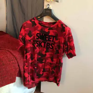 Röd kamouflage t-shirt från sweet sktbs i storlek M Använd fåtal gånger Köparen står för frakt