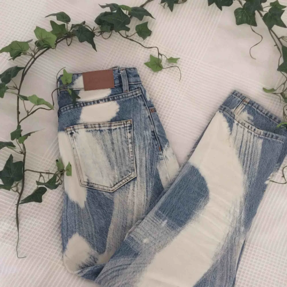 Hur fina är inte dessa jeansen!? Säljer då jag inte använder dem längre💛I gott skick, priset är exklusive frakt. Skicka gärna en fråga om det är något du undrar över eller kolla min profil💫. Jeans & Byxor.