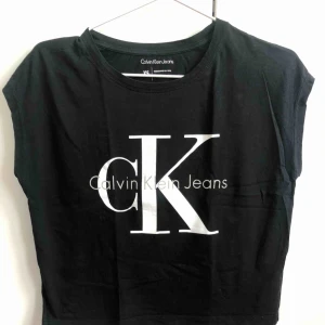  - Bra skick. Nästan oanvänd. Kort i modellen.  Betalning via Swish.