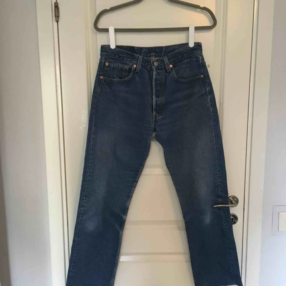 Jättesnygga Levi’s jeans i modellen 501. De är dock lite små i storleken, annars är de jättefina. Färgen är mörkblå.  Betalning sker via swish💛 Kan mötas upp i Uppsala.. Jeans & Byxor.