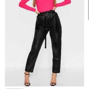 - Säljer ett par helt nya byxor från boohoo (de på bilden) pga att de var fel storlek. Frakt på 36kr tillkommer betalning via swish. Byxorna är i originalförpackning med lappen kvar :) 