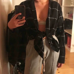  - Svart/vit skjorta i skönt material som använts fåtal gånger. Sitter löst och är väldigt lång på mig (165 cm) som ni ser på bilden men kan användas som en klänning eller knytas upp. Frakt ingår 🦋
