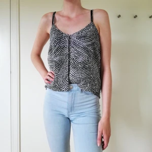  - Svartvit härlig blus. Använd endast en gång. Även jeansen är till salu om man är intresserad. Skriv vid frågor🌹