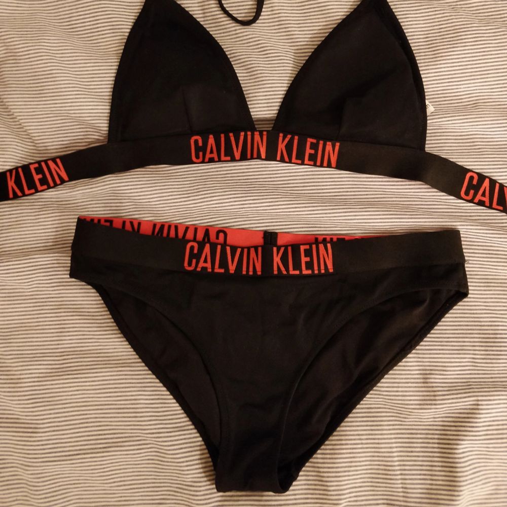 Säljer min Calvin Klein bikini för jag inte använder den längre. Skit snygg bikini som sitter skit bra.  Nypris: 650kr. Övrigt.
