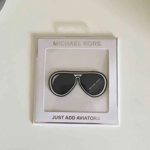  - Klistermärke från Michael Kors. Tänkt att sätta på väskan. Perfekt som en snygg detalj eller för att täcka över ev skador eller märken! Helt ny och oöppnad. Hör av dig vid funderingar kring pris eller produkt!