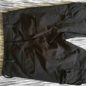  - Svarta cargo byxor från Brandy Melville, knappt använda, då de är lite större en vad jag ville ha dem. Mycket fickor samt justerbara-band vid vaderna. Priset går att diskutera