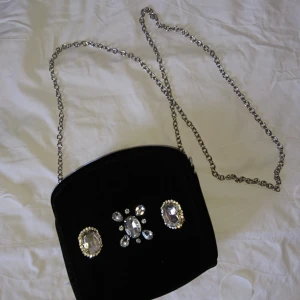  - Aftonväska i svart sammet med "diamanter". Frakt 18kr betalning via swish 