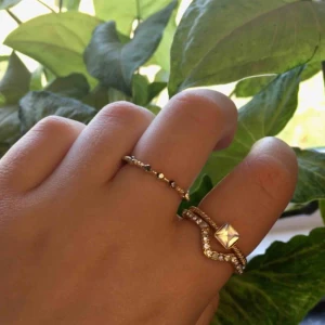  - 🍒Tre ringar från h&m, säljes separat för 15kr styck eller alla tre för 40kr❤️ fler närmare bilder kan skickas🍒 (Nedersta ringen på pekfingret sold)