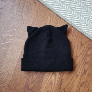  - Mössa med katt öron 😻  mkt bra skick! Frakt betalas av köparen  