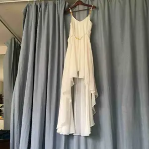 High-low klänning från Ida Sjöstedt, aldrig använd. Knytband i midjan så storleken är justerbar. Perfekt till bal eller student!   Frakt ingår! 