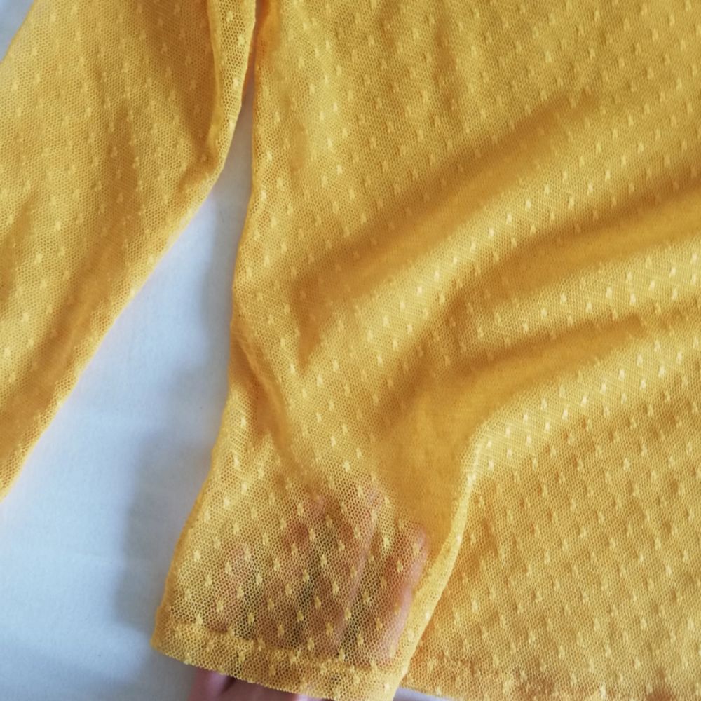 Säljer min supercoola gula mesh tröja billigt! Svincool under en tisha eller bara som den är, säljer då jag behöver pengar :( skriv till mig vid frågor :)) . Toppar.