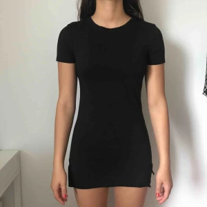 - En svart klänning från H&M. Kostar 120kr inklusive frakt.