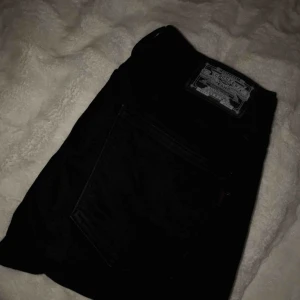  - Crocker jeans bootcut, jätte snygga och älskar dom men de passar inte längre i storleken🌹