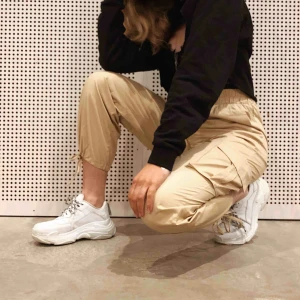  - Beiga cargo-pants från madlady! Super sköna och snygga, men har aldrig fått användning för de, har bara testat och fotat 🙌🏼 De är i storlek XS, men passar mig som ofta har S i byxor 👍🏻 Köpare står för frakt 🥰