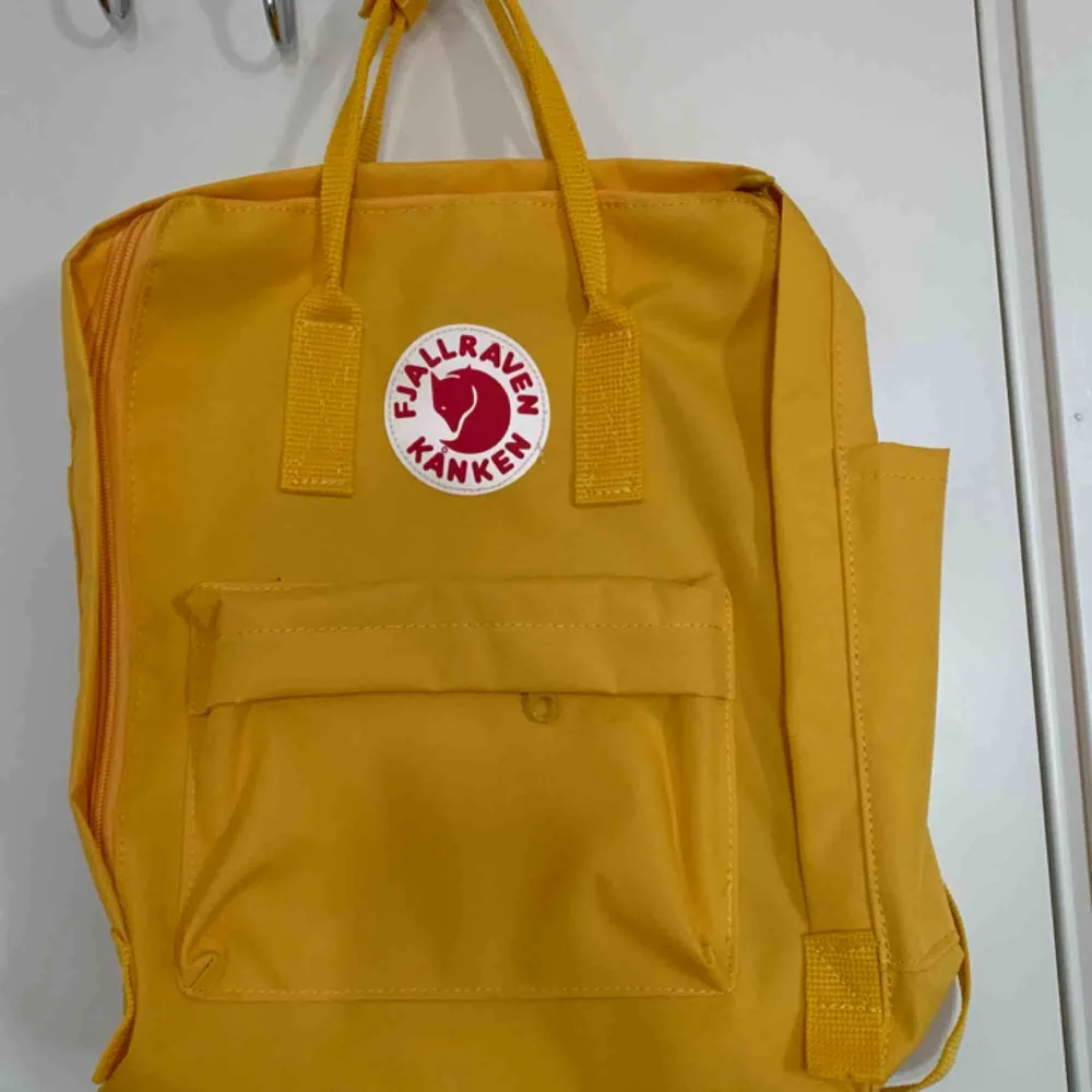 Gul fjällräven kånken ryggsäck ! Helt ny och aldrig använd. Perfekt till skolan eller när som! Köpare står för frakt 💛. Väskor.
