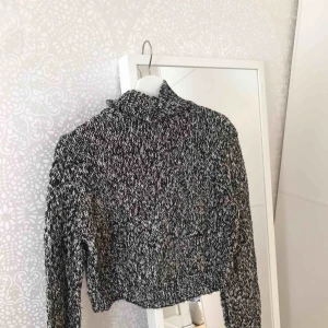  - svart&vit stickad tröja från hm med hög krage😍 