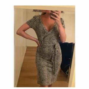  - Leopardmönstrad klänning med knytbart band i midjan. Storlek S, frakt tillkommer.