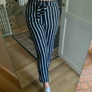  - Randiga byxor från HM, oanvända och i väldigt bra skick. 