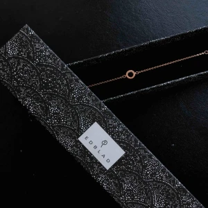  - Fint armband i roséguld från Edblad jag fick i studentpresent. Säljer pga använder ej armband. Inuti den lilla ringen är det små diamanter-ish