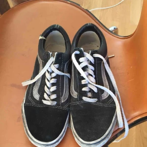  - Jättefina vans i ny skick de har en spricka, som man kan se på bild! Använda typ 3 ggr som man kan se på sulan! De är old skool modellen men med svart överdargen färg på sulan och linjerna på skon. Strl 37,5 men skulle säga att de passar en 38!