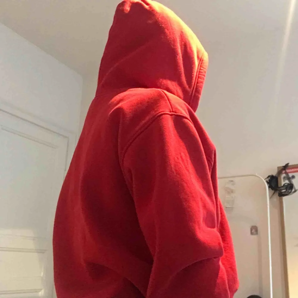 En hoodie från Weekday, nypris: 300kr! Jättemysig och oversize, men använder för sällan. Mysigt material. . Tröjor & Koftor.