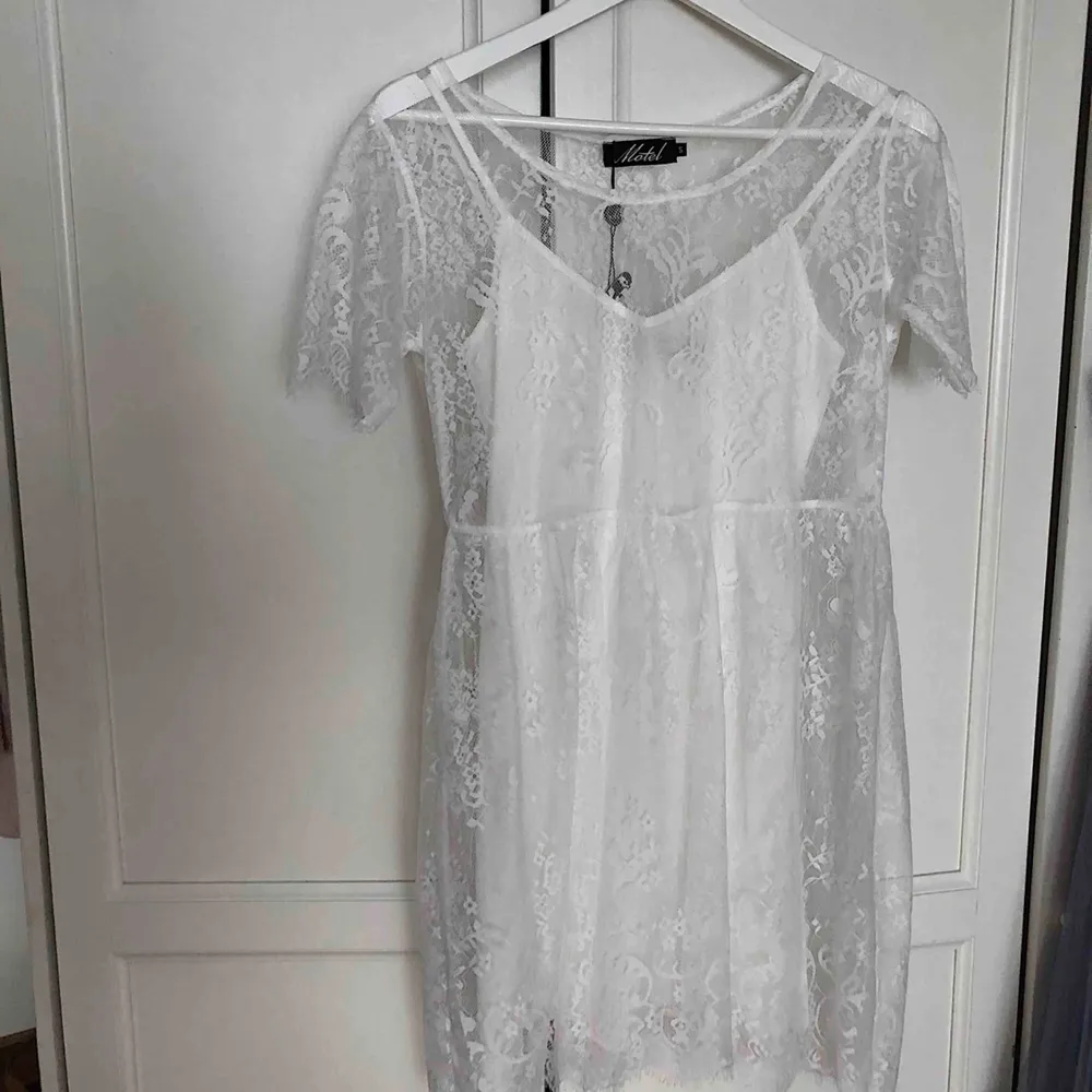 Tvådelad klänning (en vit, en spets) från Motel. Oanvänd, endast provad. Köparen står för frakten, endast swish 🌱. Klänningar.