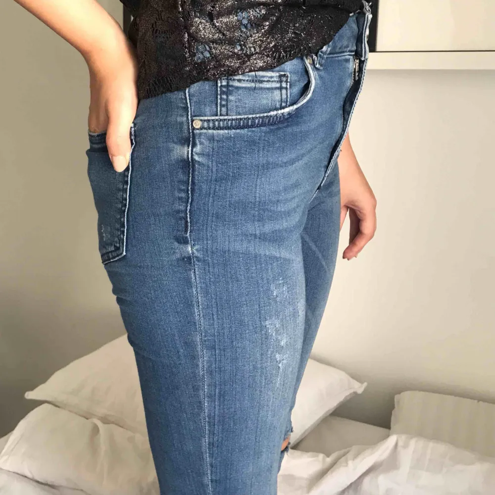 Jeans i superstretch från BikBok (nypris 599kr) Oanvända!!😍 Köparen betalar frakten. Jeans & Byxor.