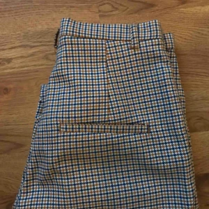  - Jätte söta kostymbyxor från MONKI. Storlek 38 men passar 36 också. Lite korta för mig som är 177cm  Köparen står för frakten eller så kan vi mötas upp om du bor i Uppsala💖💖🦋(pris kan diskuteras)