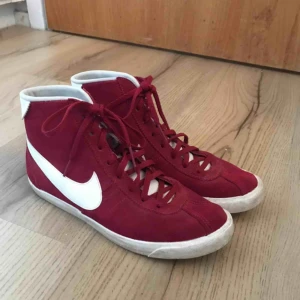  - Snygga vinröda Nike skor (äkta) Fint skick, nästan oandvända- säljes pga för små, frakt tillkommer :)