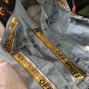  - En fejkad ”OFF-WHITE” jeansjacka! Hoppades på att den skulle vara oversized men slutade med att den var undersized :-) Sitter bättre på den som är S! Pris: 170:-