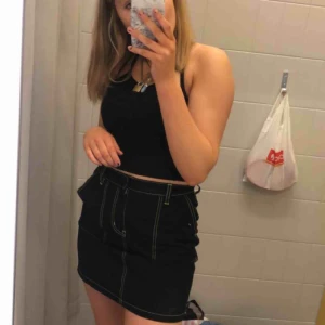  - Säljer en svart kjol med gröna sömmar ifrån junkyard🦋💓💕