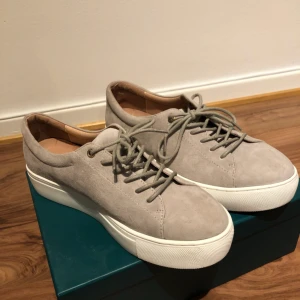  - Beiga låga skor i sammet från Dasia. Använda en gång, toppenskick. Köpta för 999kr