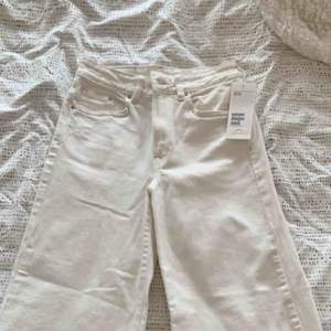 HÄMTAS TROLLHÄTTAN (fraktas ej) - Vita culotte jeans från H&M. Aldrig använda. Hög midja. 