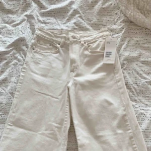  - HÄMTAS TROLLHÄTTAN (fraktas ej) - Vita culotte jeans från H&M. Aldrig använda. Hög midja. 