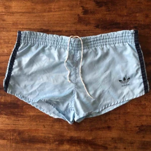  - Vintage 80-tal badshorts från adidas. 