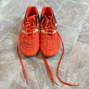  - Fotbollsskor i storlek 38. Märket Pro touch. Obetydligt använda. Köparen betalar frakten