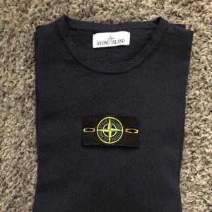  - Mörkblå Stone Island tröja i storlek L (passar även M). Använd endast en gång.  10/10, inga flaws. 