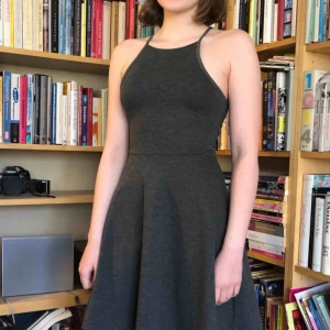 gina tricot klänning  - En fin grå klänning från Gina Tricot 🦋✨  Är ganska stretchig så kan passa upp till M men funkar bäst på mindre byst! Fri frakt 💞  Kontakta för mer info 💝