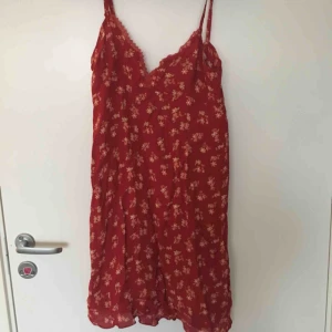  - Rödblommig kortklänning i storlek XS. 90 inklusive frakt. Så somrig å fin 🌸🌸 