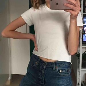  - Vit T-shirt från Weekday, avklippt längst ner