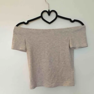  - En grårosa (XS) och en vit (s) offshoulder croptop. 60 kr för båda eller 40 kr styck INKLUSIVE frakt🌸🌸 