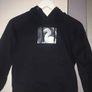  - Skiiiit snygg hoodie från carlings! Säljer pga för liten:(  Vid snabb affär bjuder jag på frakten! Skynda fynda. Perfekt till en sen sommarkväll 🌸🥰