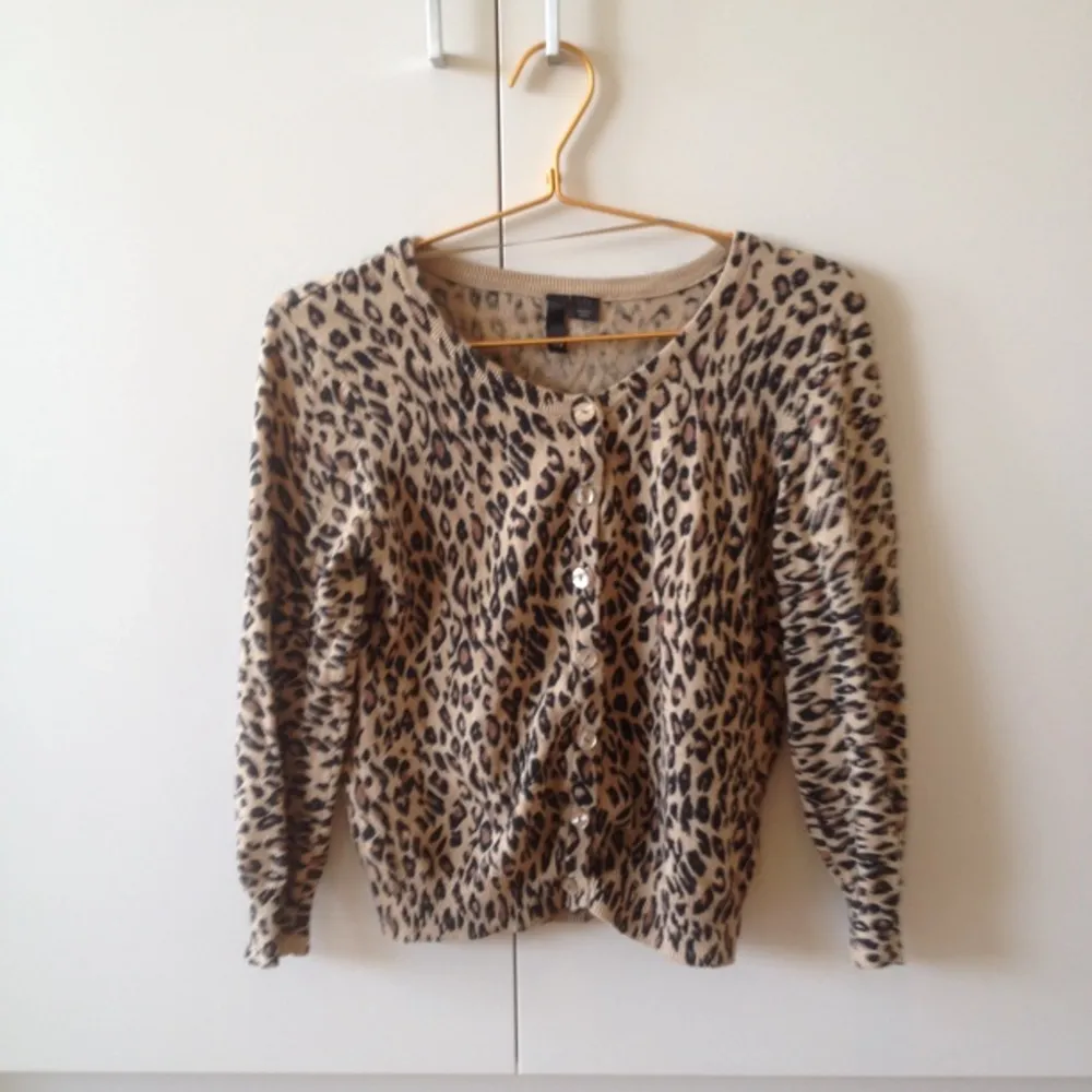 Leopard-kofta. Storlek 40, men passar mig som har XS/S i storlek. . Hoodies.