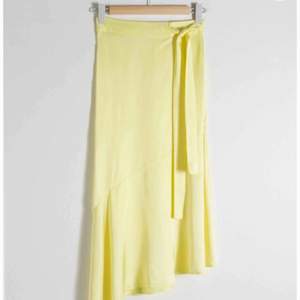 Helt ny midi kjol från & other stories i fin gul färg. Storlek 36 och kan justeras i midjan. 💛 