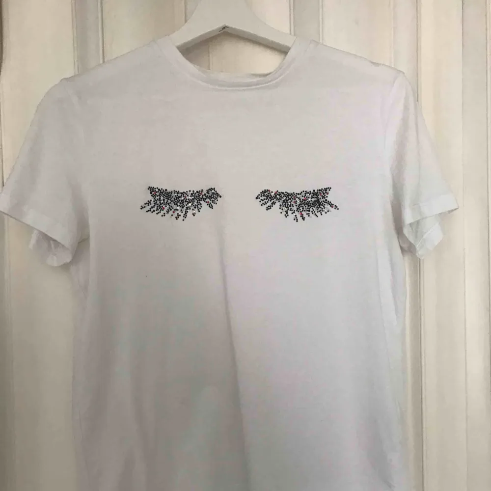 Fin t-shirt i bra skick! Köparen står för frakten på 36:- och betalning sker via swish! 💕. T-shirts.