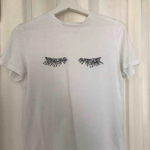  - Fin t-shirt i bra skick! Köparen står för frakten på 36:- och betalning sker via swish! 💕