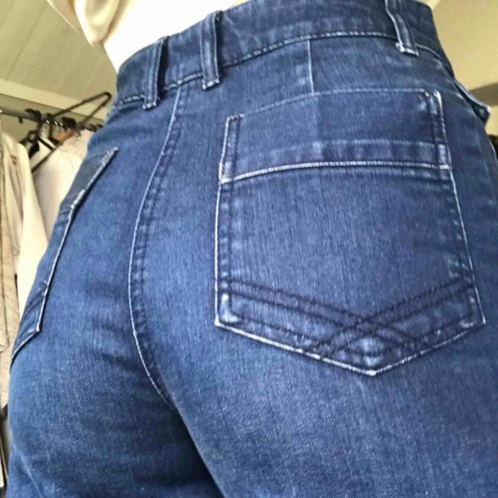 Supersnygga vida jeans med hög midja! Sitter bra på mig som brukar ha ~W26. . Jeans & Byxor.