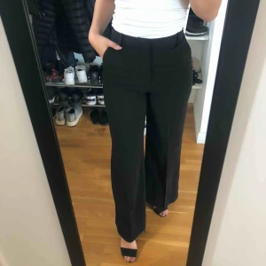  - Svarta vida byxor från H&M, köpte hösten 2018 för 399:-  Storlek 38 men passar även S.  använda 1 gång 