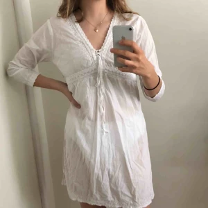  - Superfin klänning / beach cover-up med broderade detaljer och slits! Storlek 40 men fungerar på 36/38 och säkert mindre också. Perfekt till sommaren!! För mer info se min profil eller skriv. :-)