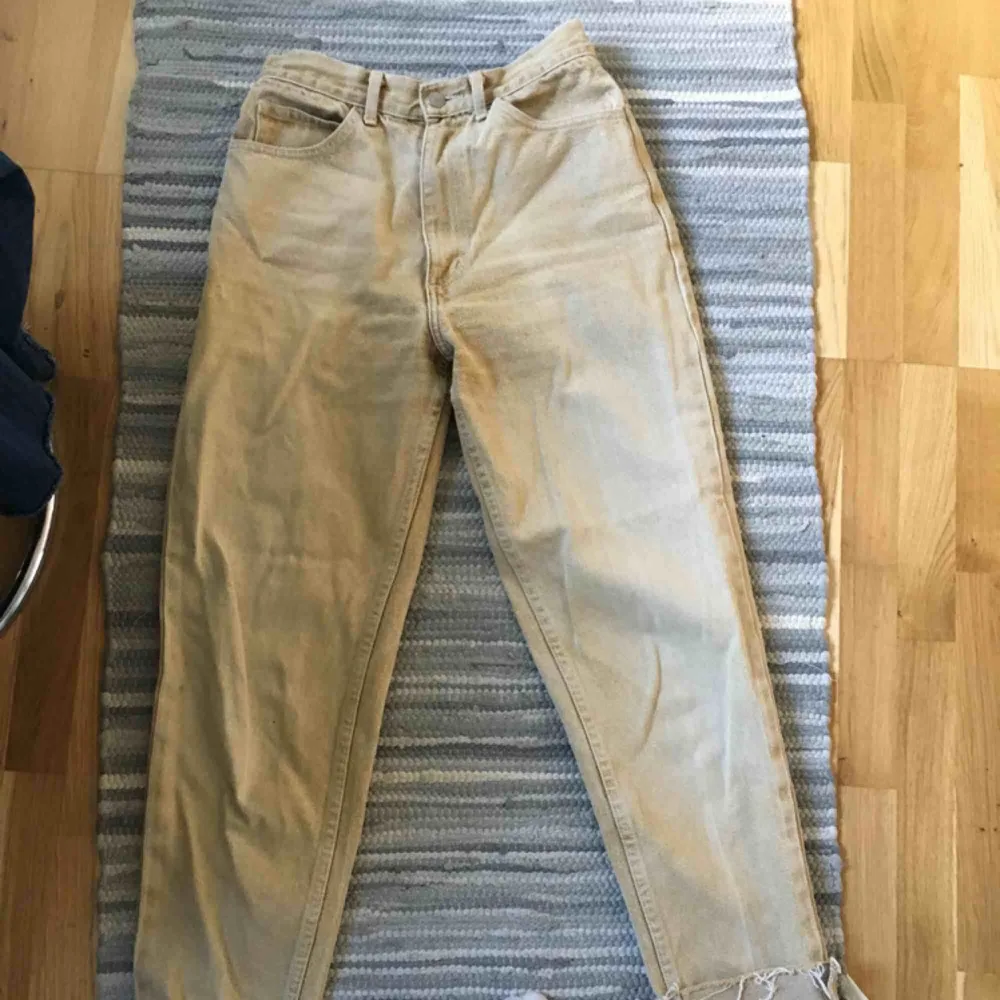 beige momfit jeans i nyskick köpta på humana. ptis kan diskuteras vid en snabb affär. Jeans & Byxor.